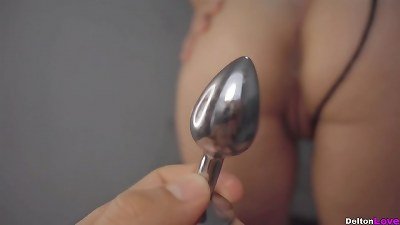 I ejaculated on my friend's girlfriend's plump buttocks while having sex from behind, and opened her legs for easier access