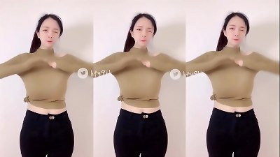 The goddess â€žå·¨ä¹³å§å§â€œ is really unbelievable, especially in her first video
