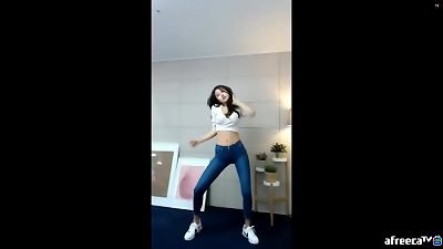 Xu Yogi, Korean DJ, sets fire to her music series