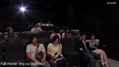 à¸«à¸™à¸±à¸‡à¹‚à¸›à¹Šà¸•à¸´à¸”à¸—à¸µà¸§à¸µà¹à¸¥à¸°à¸œà¸¹à¹‰à¹ƒà¸«à¸à¹ˆà¸ªà¸±à¹ˆà¸™à¸à¸£à¸°à¹à¸—à¸à¸à¸±à¸™à¹ƒà¸™à¸«à¹‰à¸­à¸‡à¸§à¸²à¸”à¸ à¸²à¸ž