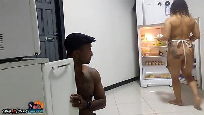 I hired FudedordEbuceta2017 to repair my closet and couldn't resist the sight of his apron on my butt. Soon, he inserted his penis into my anus until I climaxed. Watch the full video online.